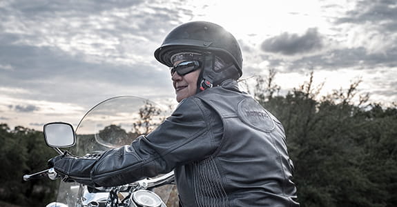 woman_riding_a_motorcycle_575x300